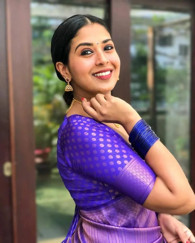 Beautiful Jacquard & Zari Work Silk Saree With Attached Blouse Piece - Image 4