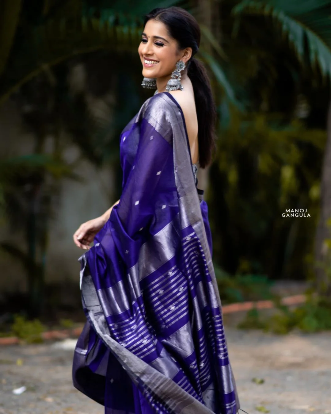 Cetasean Blue Silk Saree With Beautiful Jhalar & Rich Pallu - Image 5
