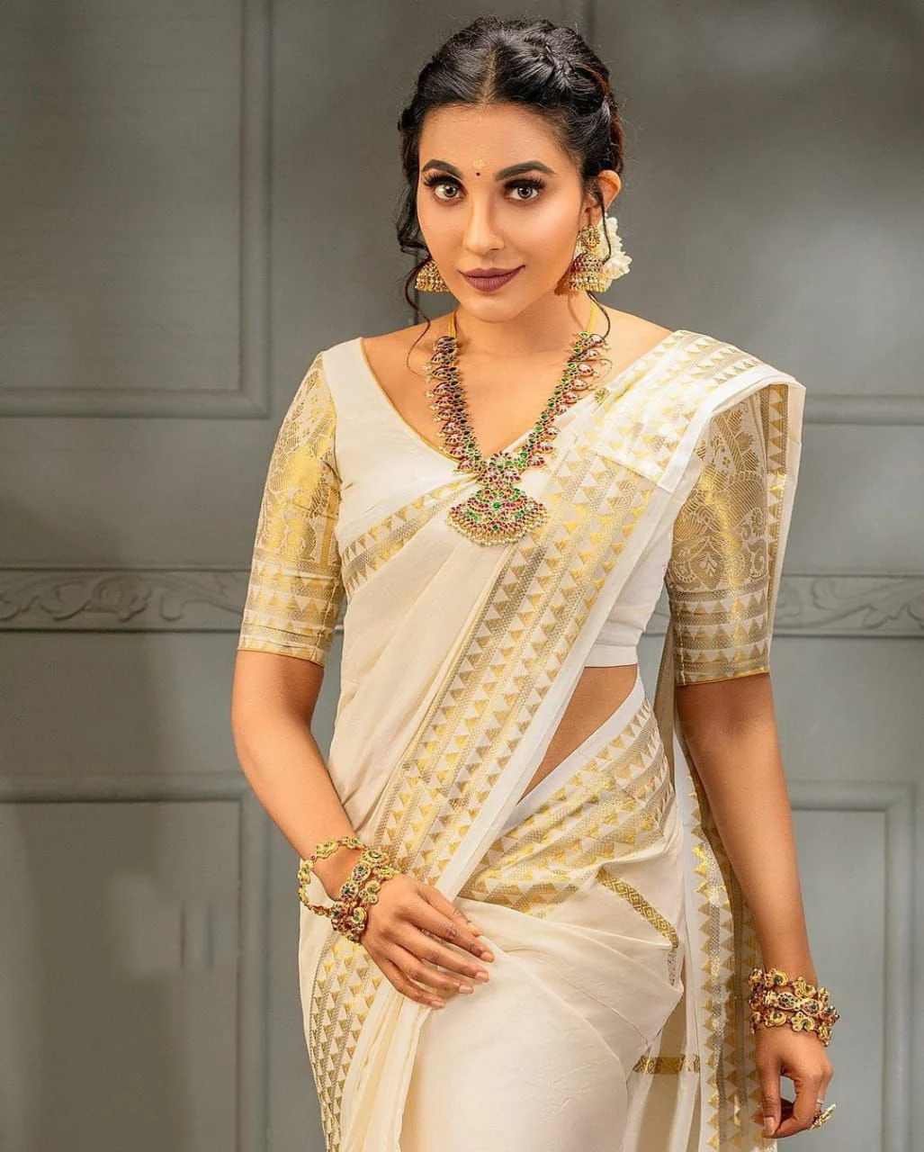 Dutch White Colour Silk Saree With Golden Zari Border