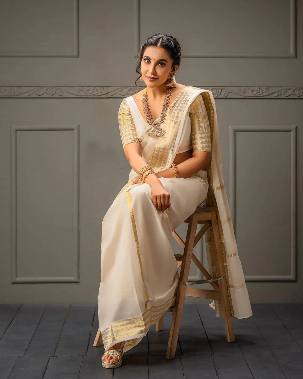 Dutch White Colour Silk Saree With Golden Zari Border - Image 2