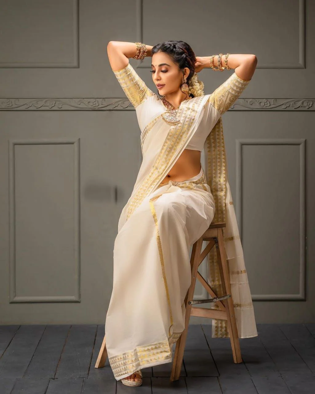 Dutch White Colour Silk Saree With Golden Zari Border - Image 3