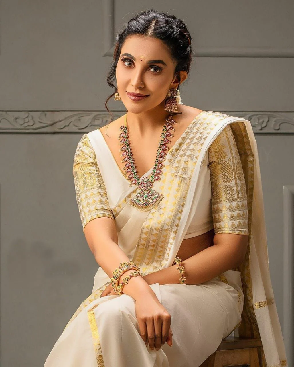 Dutch White Colour Silk Saree With Golden Zari Border - Image 4