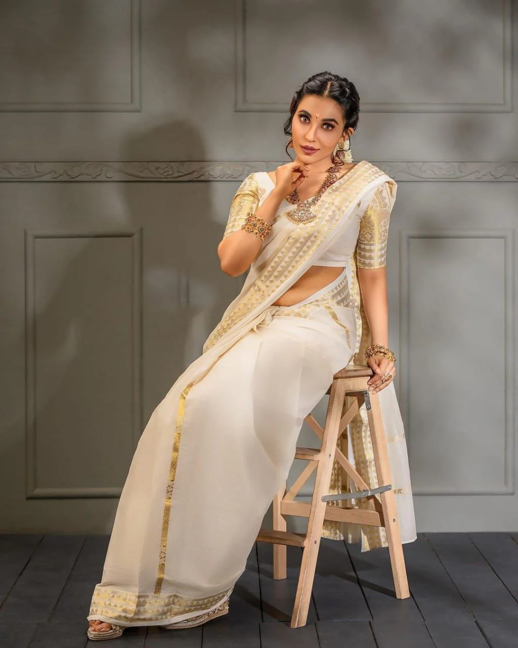 Dutch White Colour Silk Saree With Golden Zari Border - Image 5