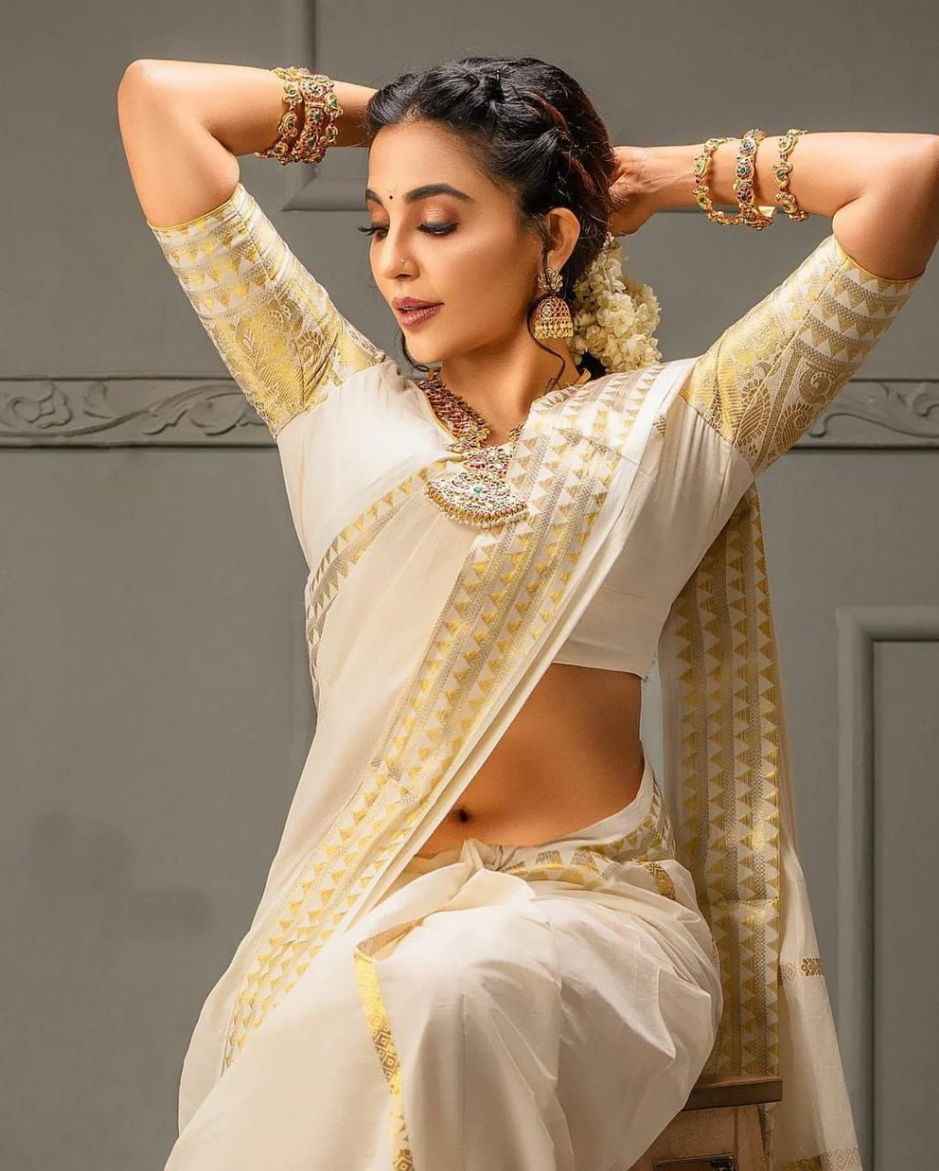 Dutch White Colour Silk Saree With Golden Zari Border - Image 6