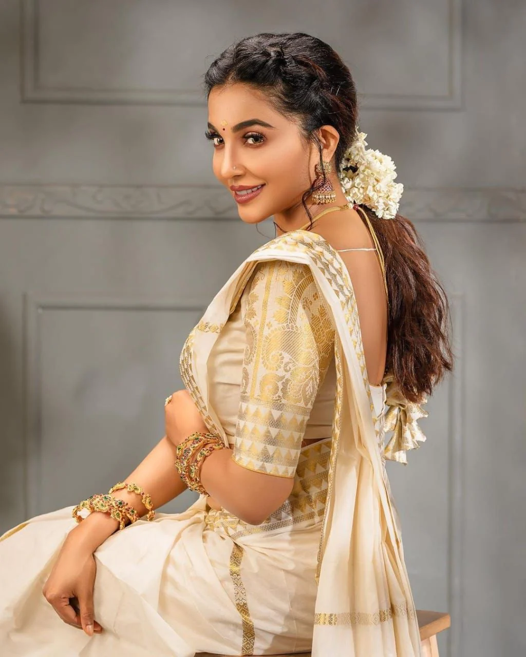 Dutch White Colour Silk Saree With Golden Zari Border - Image 7