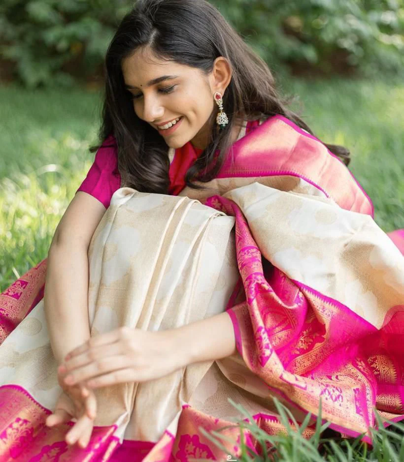 American Silver Color Silk Saree With Rich Pallu & All Over Jacquard Work in Saree - Image 5