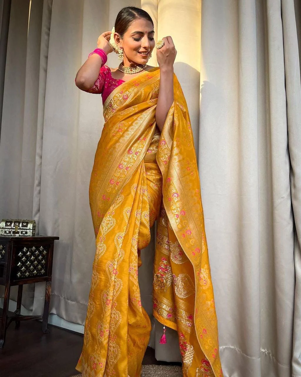 Floral Weaving Kanjivaram Saree With Zari & Jacqaurd Work - Image 10