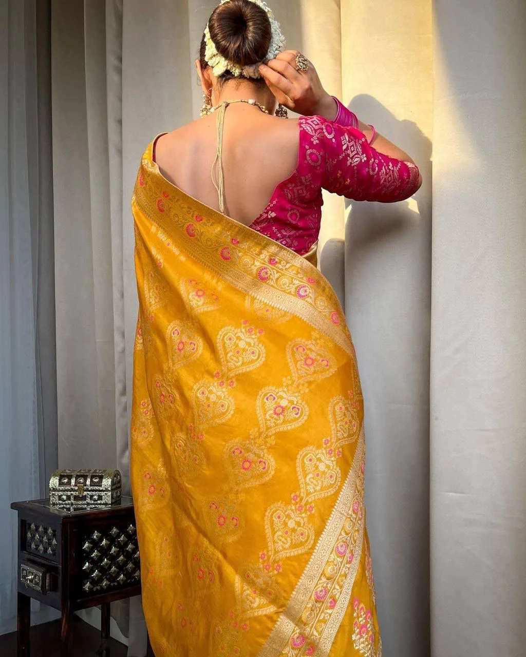 Floral Weaving Kanjivaram Saree With Zari & Jacqaurd Work - Image 11