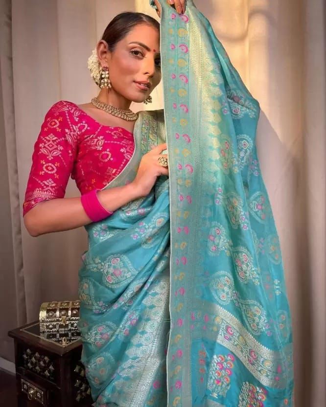 Floral Weaving Kanjivaram Saree With Zari & Jacqaurd Work - Image 12