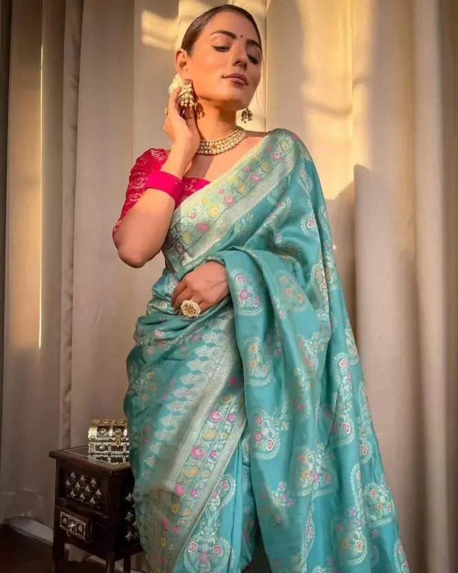 Floral Weaving Kanjivaram Saree With Zari & Jacqaurd Work - Image 13