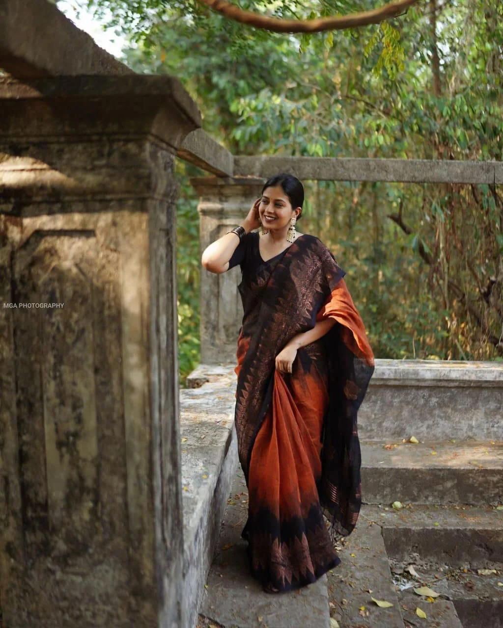 Floral woven Linen Saree With Rich Pallu Design - Image 3