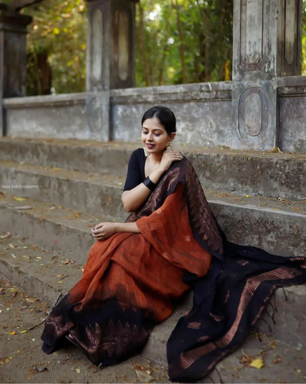 Floral woven Linen Saree With Rich Pallu Design - Image 4