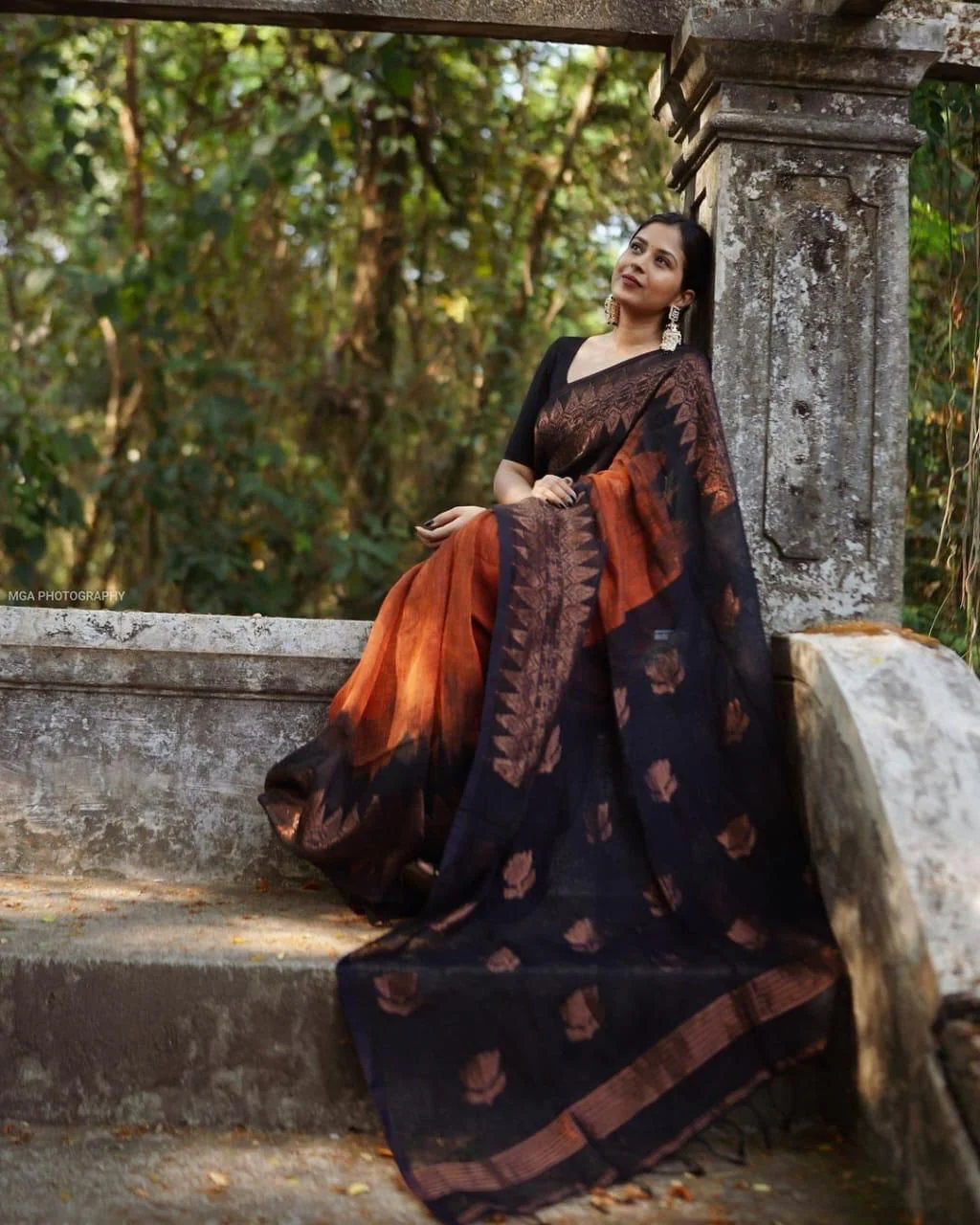 Floral woven Linen Saree With Rich Pallu Design - Image 5