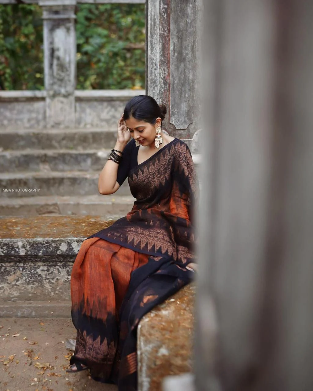 Floral woven Linen Saree With Rich Pallu Design - Image 6