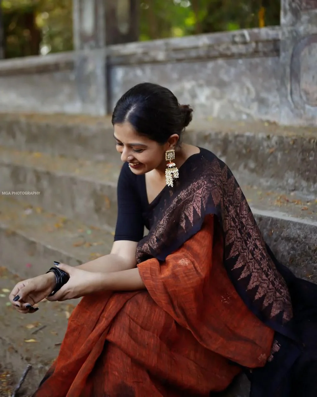Floral woven Linen Saree With Rich Pallu Design - Image 7