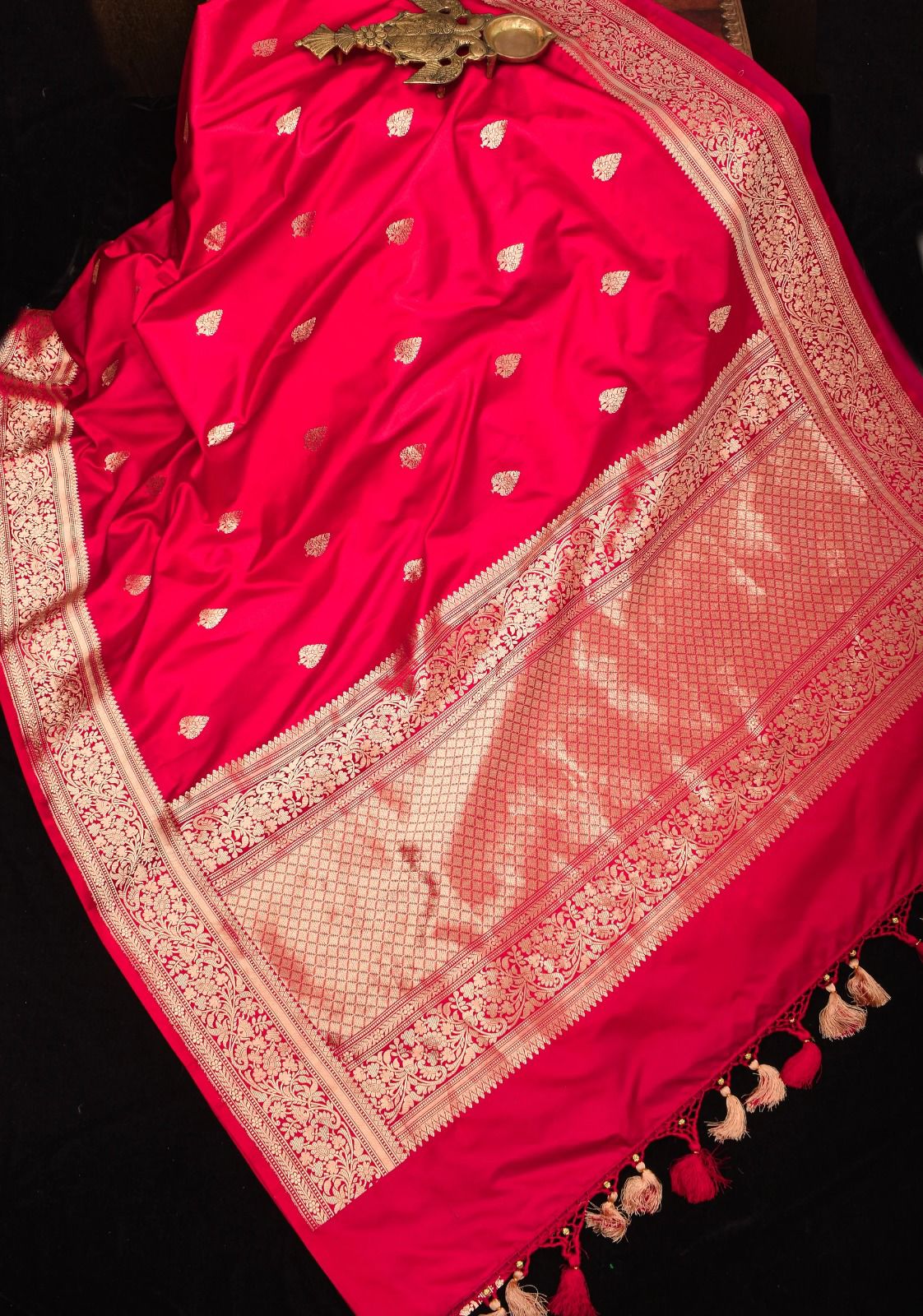 Folly Red Silk Saree With Beautiful Tassels & Blouse Piece - Image 2