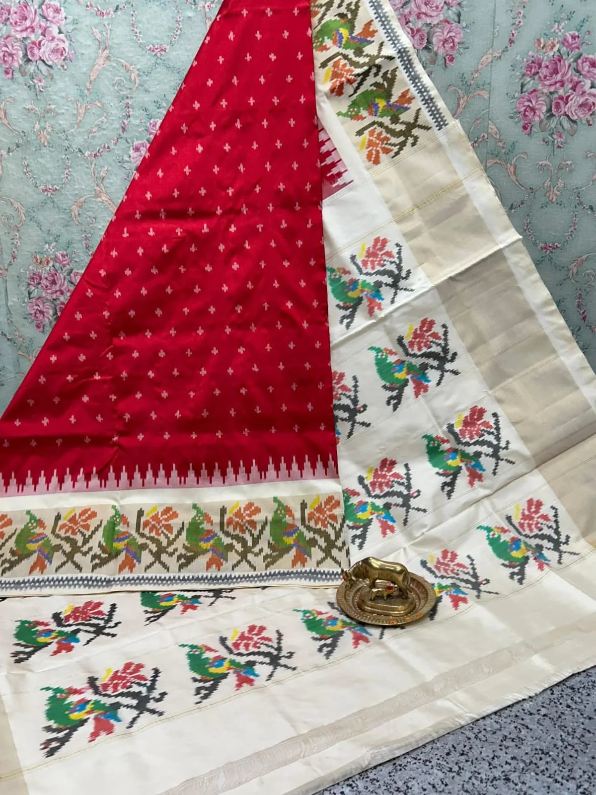 Handwoven Ikkat Style Mysore Soft Silk Saree With Small Motifs - Image 2