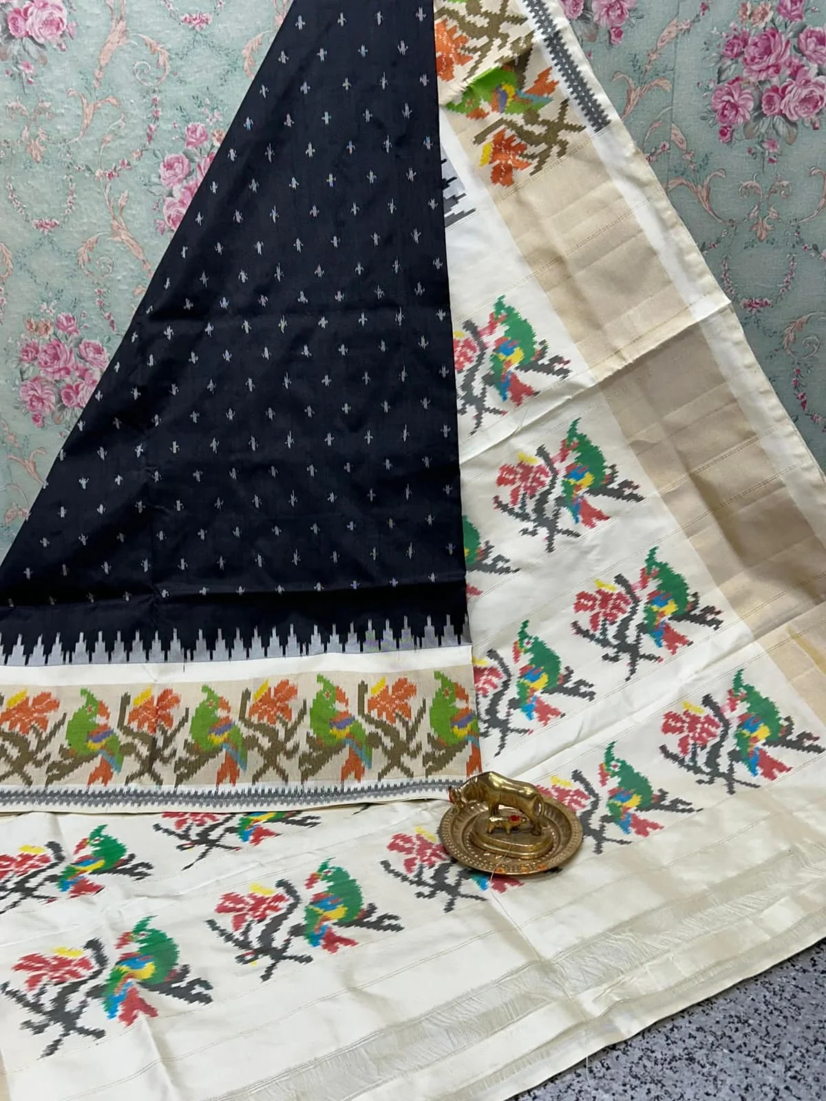 Handwoven Ikkat Style Mysore Soft Silk Saree With Small Motifs - Image 3