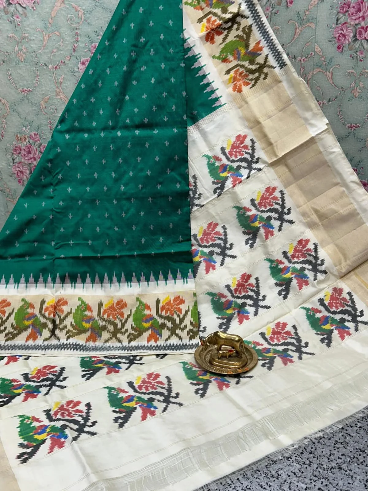 Handwoven Ikkat Style Mysore Soft Silk Saree With Small Motifs - Image 4