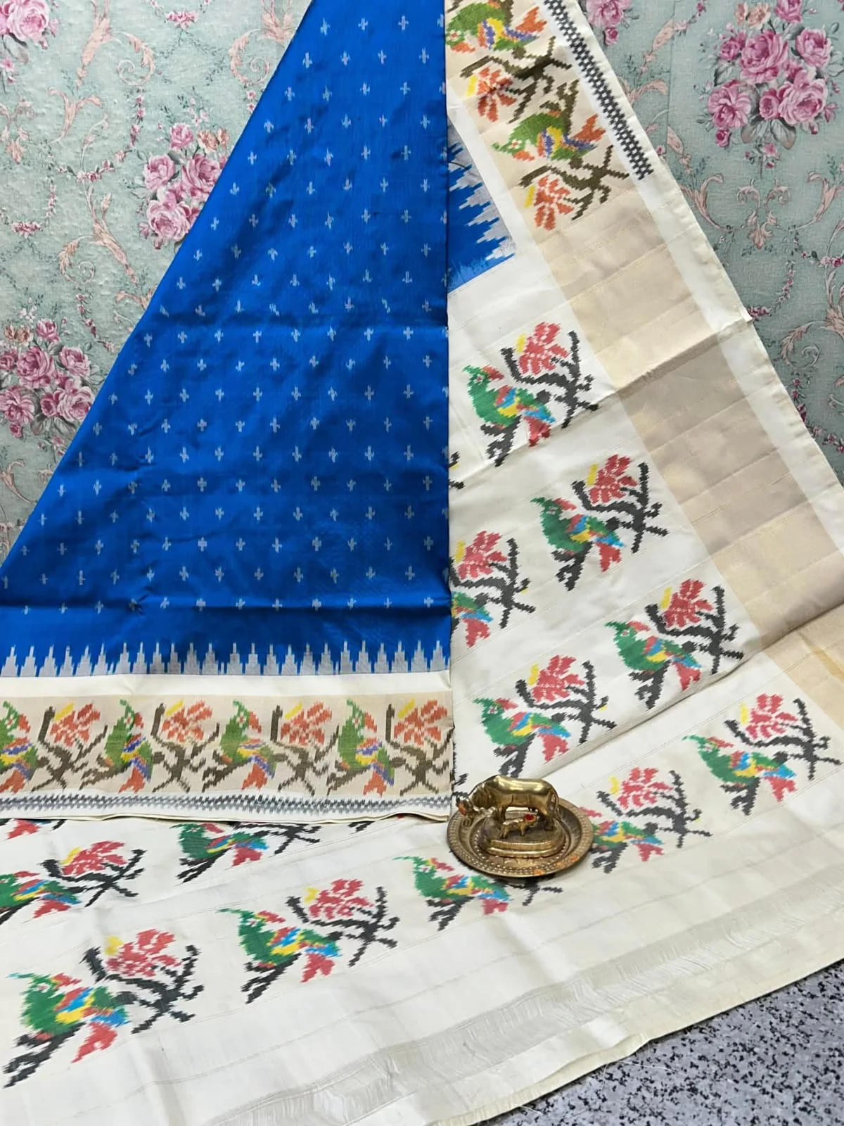Handwoven Ikkat Style Mysore Soft Silk Saree With Small Motifs - Image 5
