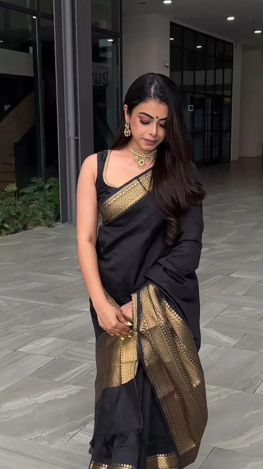Latest Black Colour Silk Saree With Rich Pallu and Jhalar - Image 2