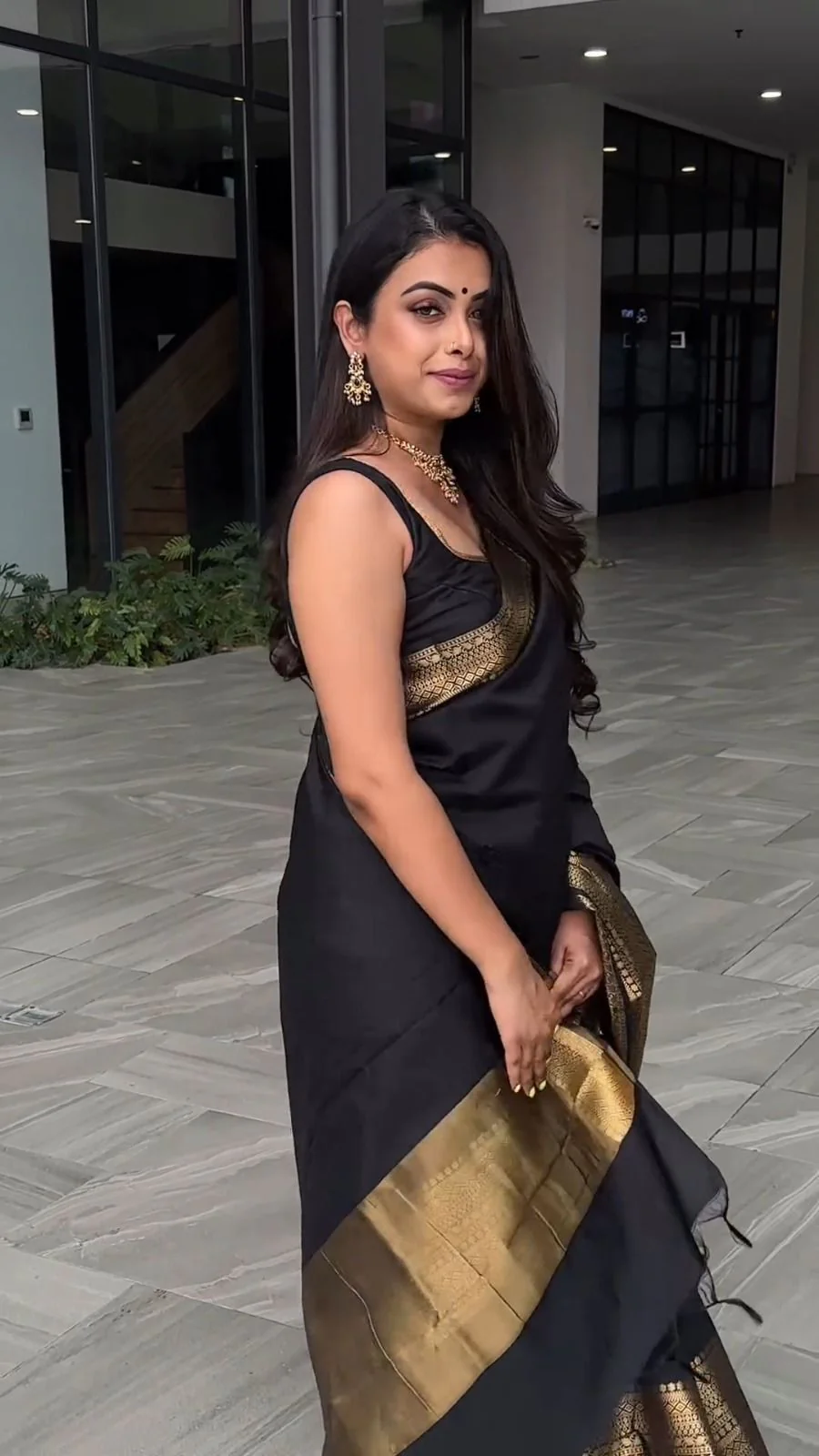 Latest Black Colour Silk Saree With Rich Pallu and Jhalar - Image 3