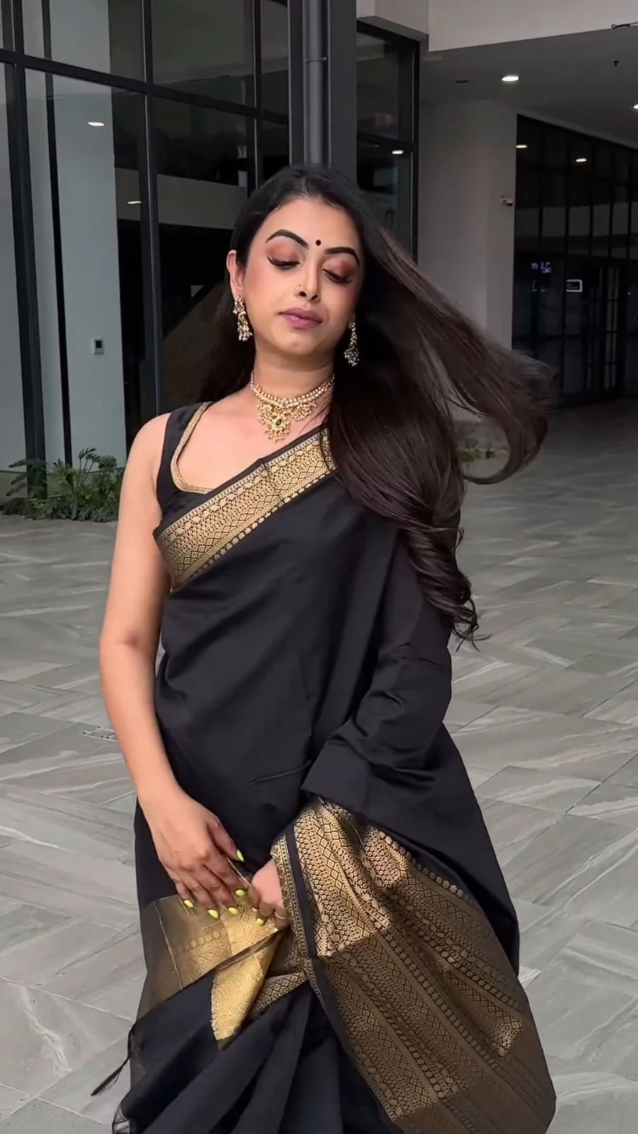 Latest Black Colour Silk Saree With Rich Pallu and Jhalar - Image 4