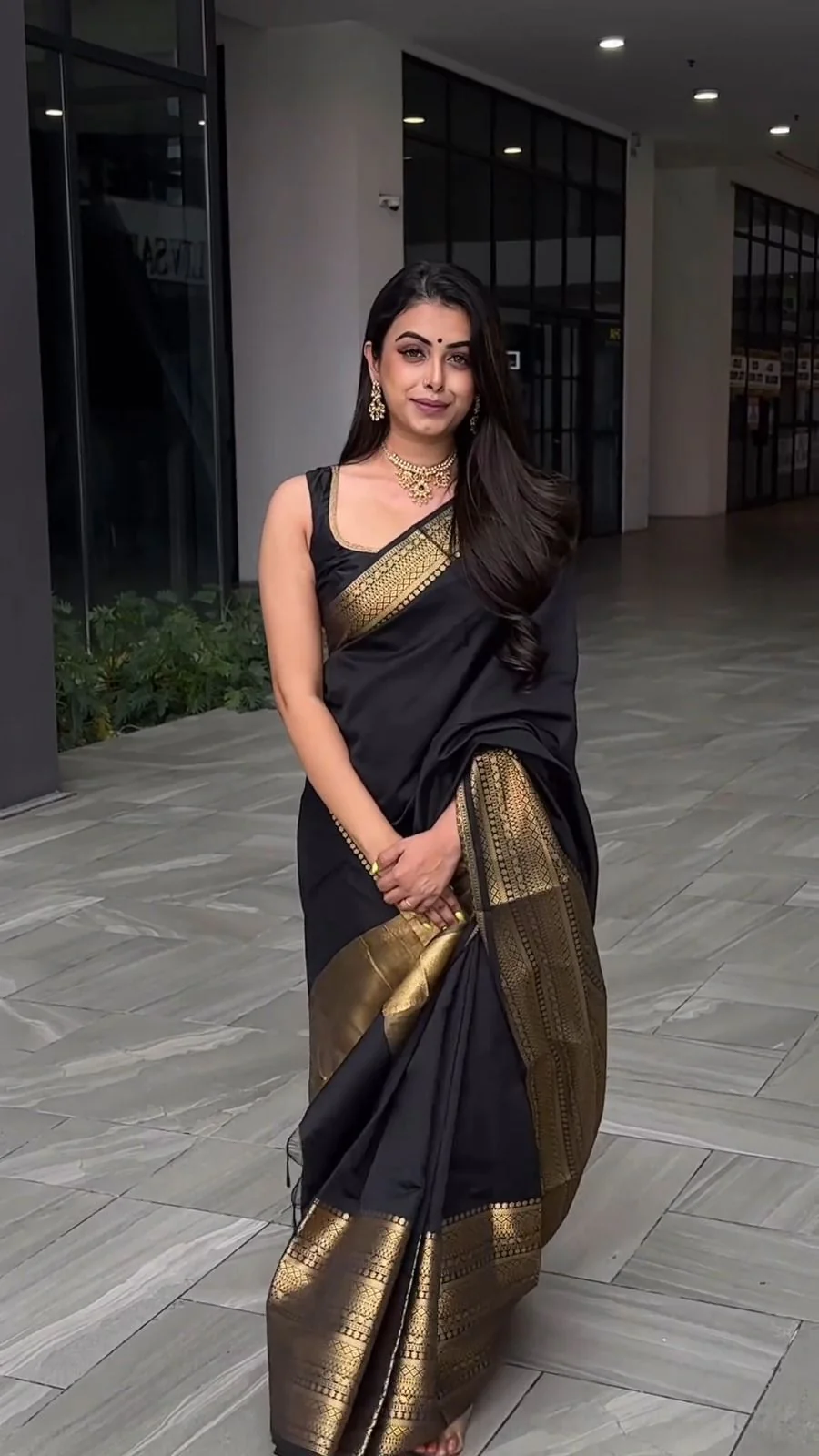 Latest Black Colour Silk Saree With Rich Pallu and Jhalar - Image 5