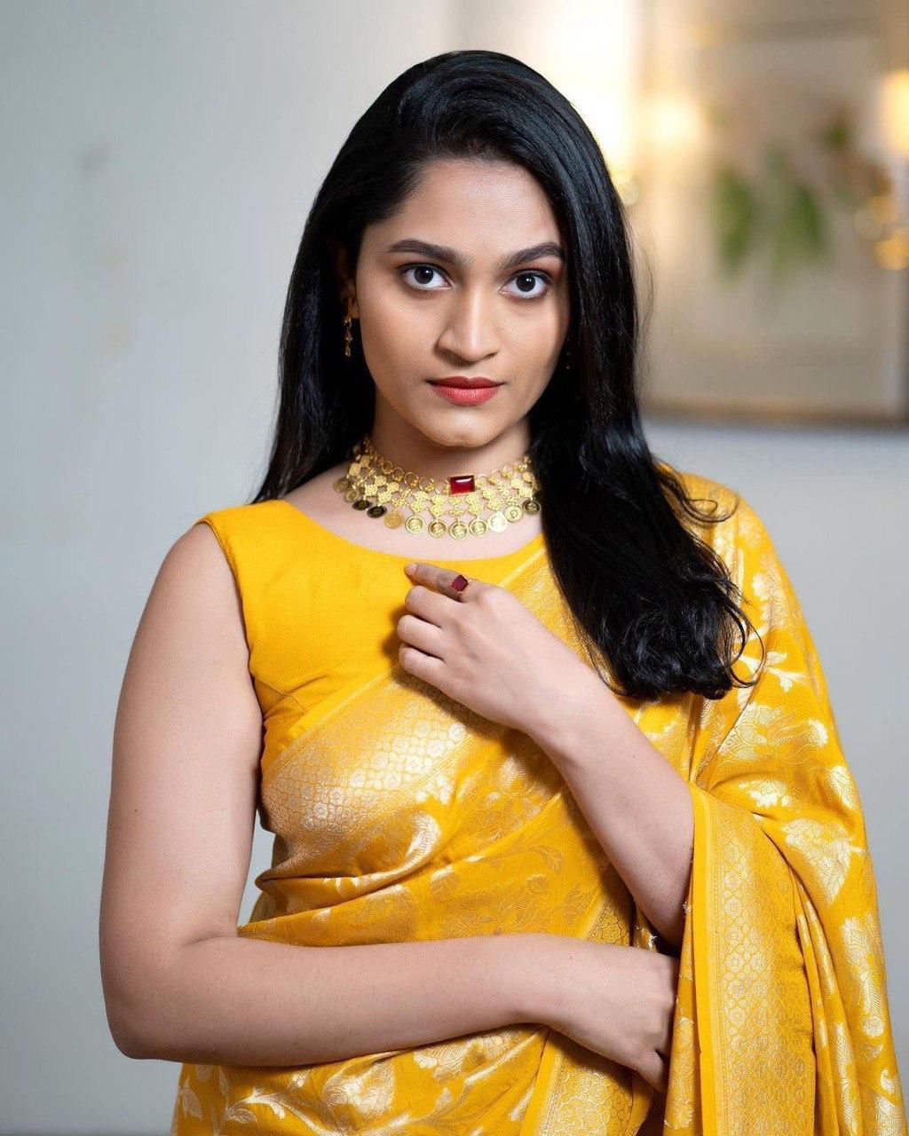 Yellow and Gold-Toned Floral Zari Kanjivaram Saree - Image 3