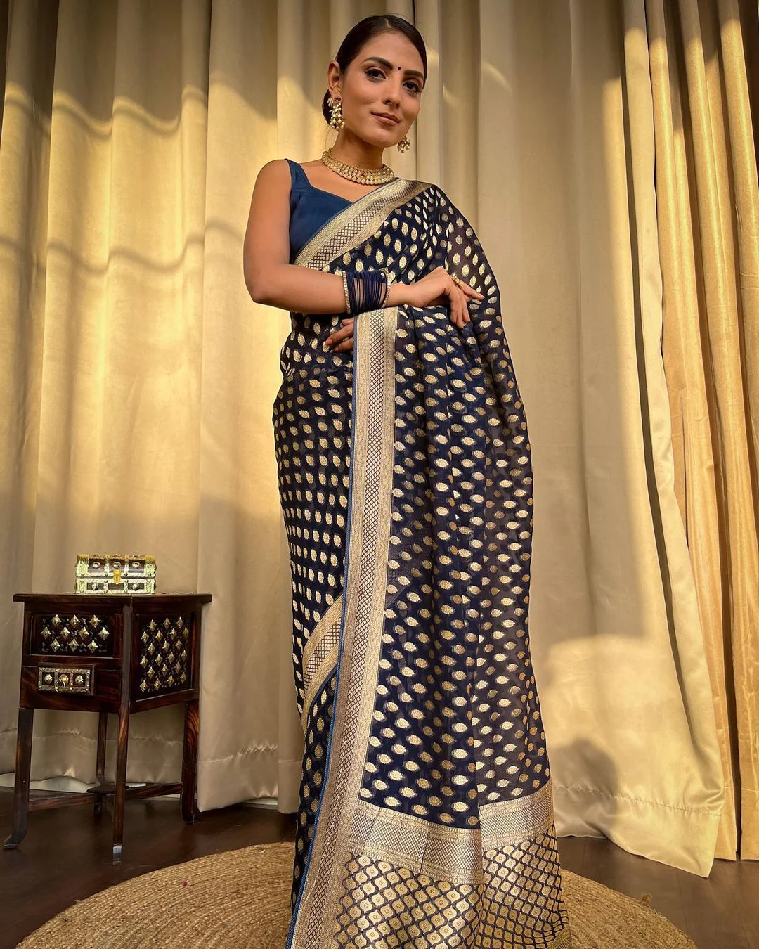 Latest Trending Woven Banarasi Silk Saree With Contrast Border - Image 12