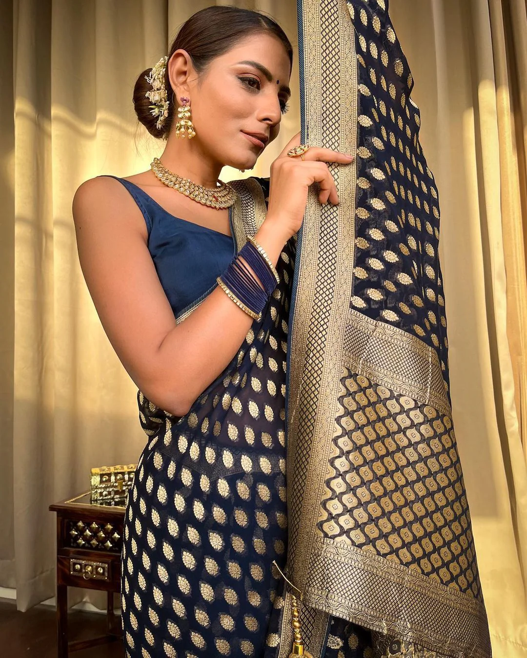 Latest Trending Woven Banarasi Silk Saree With Contrast Border - Image 13