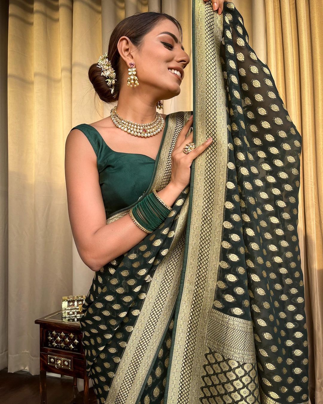 Latest Trending Woven Banarasi Silk Saree With Contrast Border - Image 15