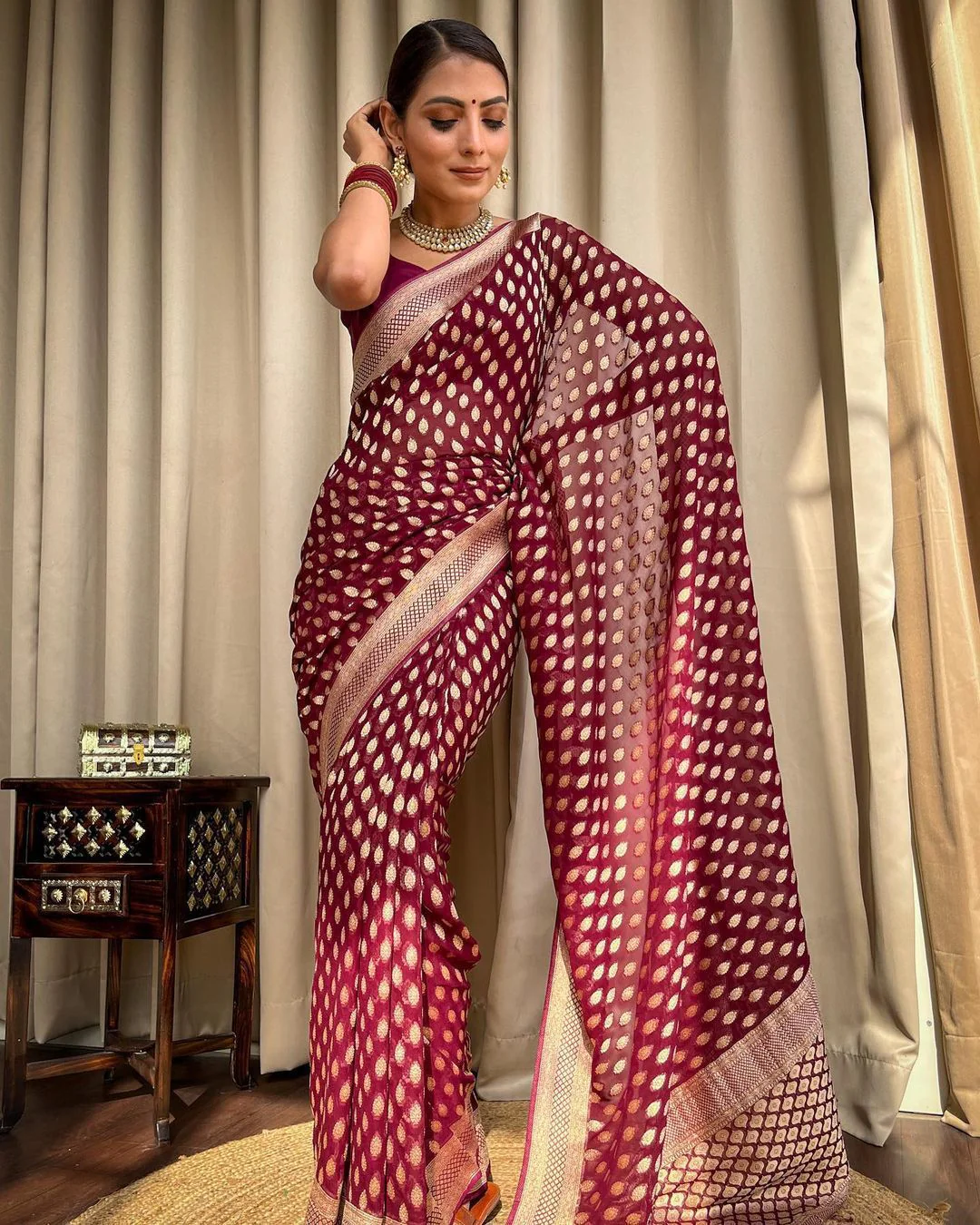 Latest Trending Woven Banarasi Silk Saree With Contrast Border - Image 4