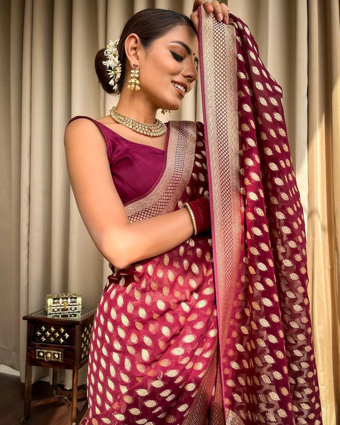 Latest Trending Woven Banarasi Silk Saree With Contrast Border - Image 5