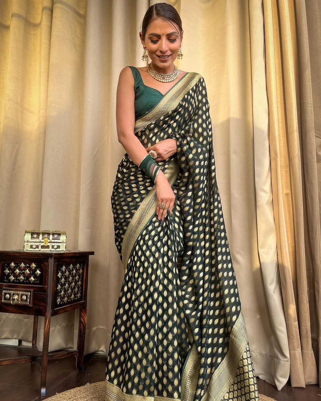 Latest Trending Woven Banarasi Silk Saree With Contrast Border - Image 6