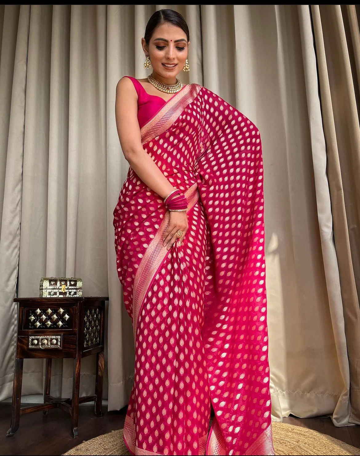 Latest Trending Woven Banarasi Silk Saree With Contrast Border - Image 8