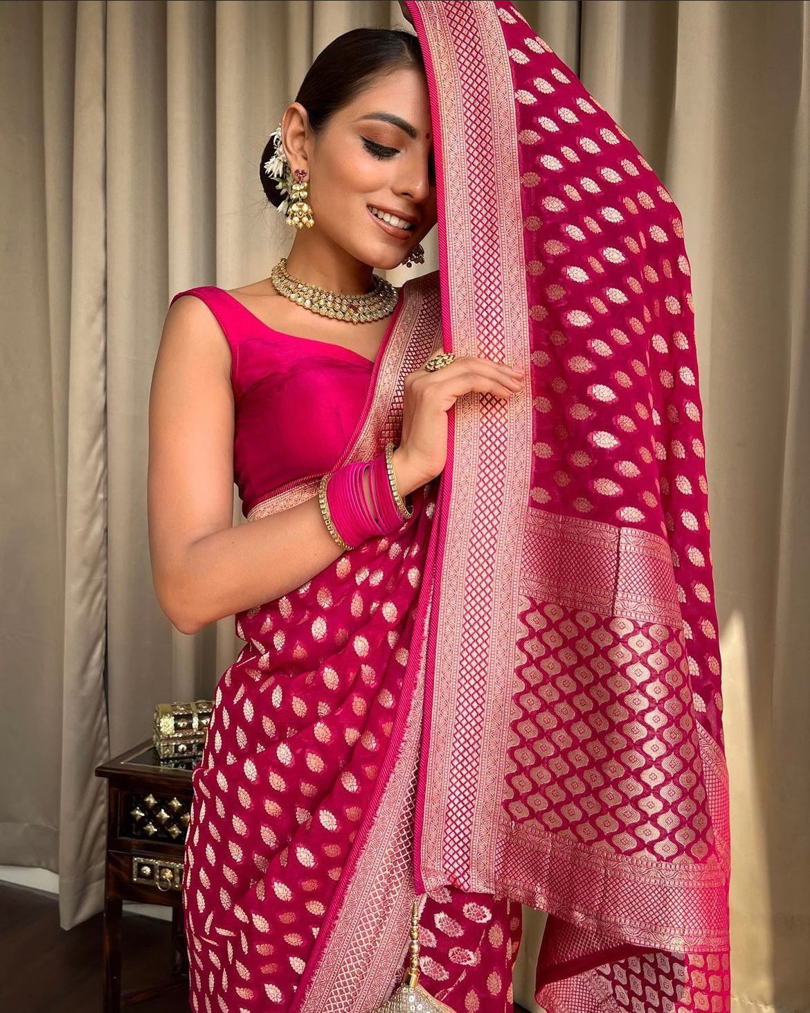 Latest Trending Woven Banarasi Silk Saree With Contrast Border - Image 9