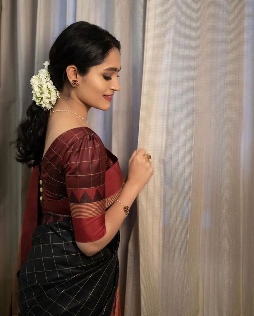 Marvellous Black Silk Saree With Fabulas Blouse Piece - Image 3
