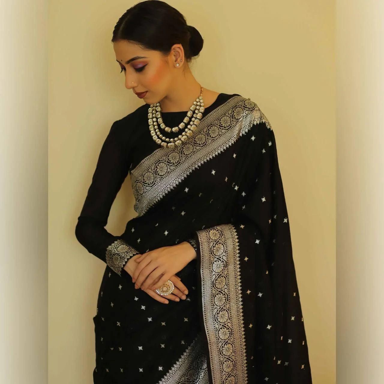 Mesmerizing Silk Saree With Rich Pallu & Silver Zari Work - Image 2