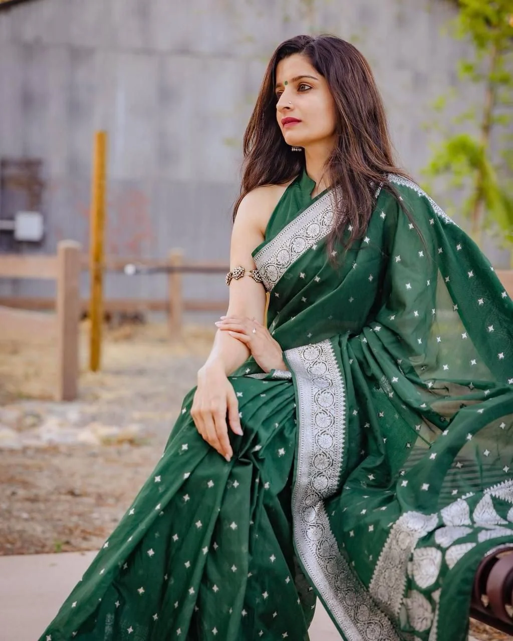 Mesmerizing Silk Saree With Rich Pallu & Silver Zari Work - Image 3