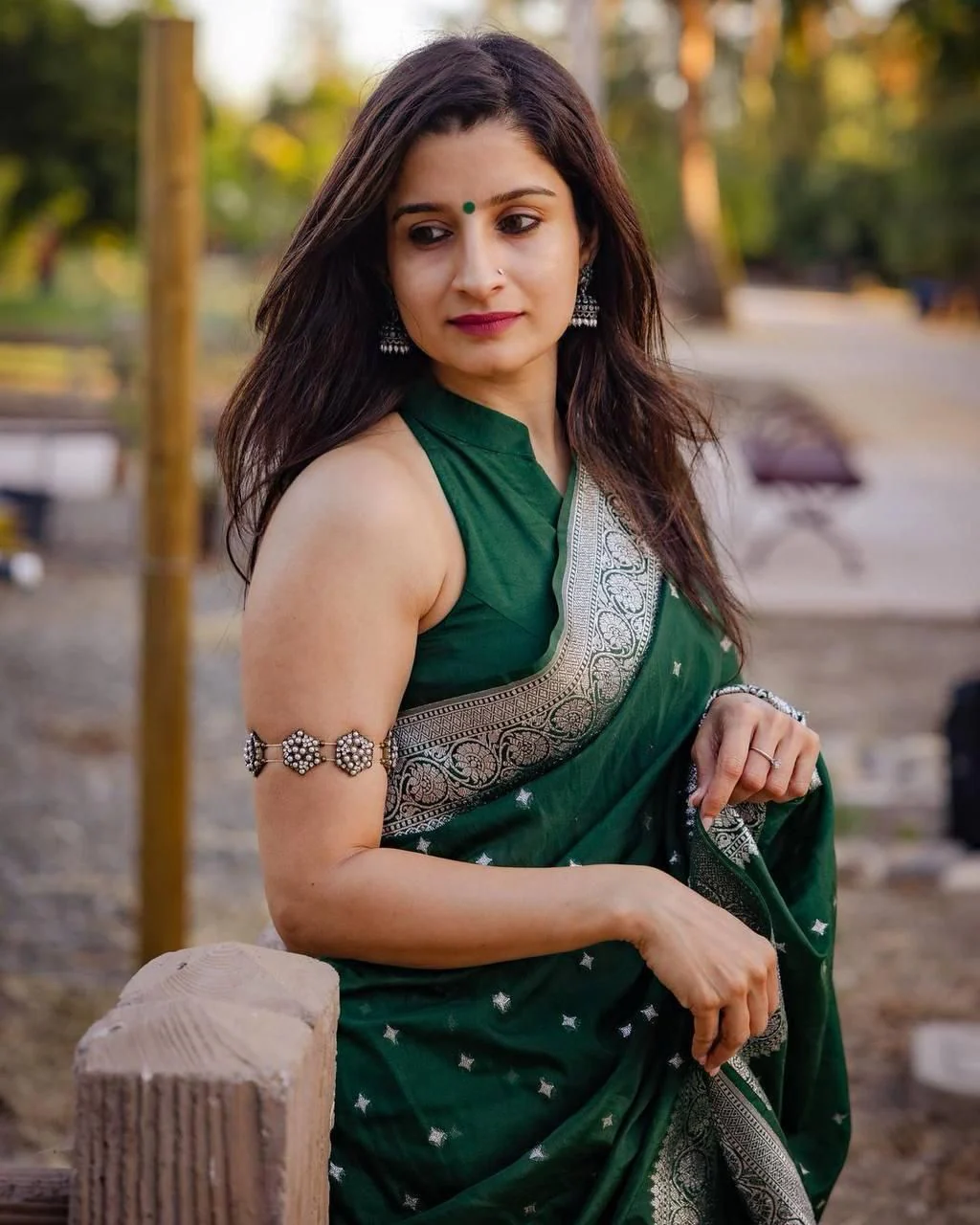 Mesmerizing Silk Saree With Rich Pallu & Silver Zari Work - Image 4
