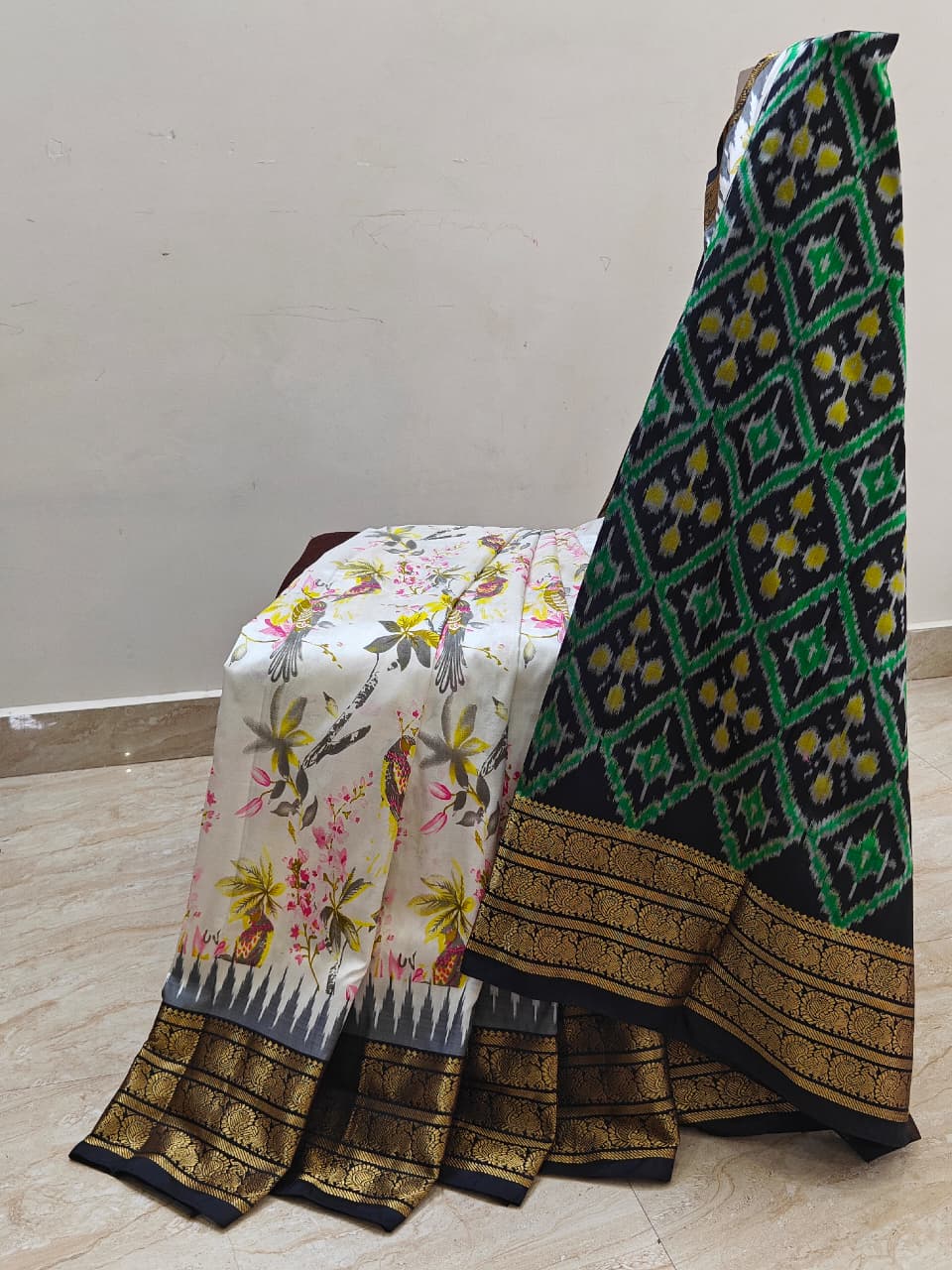 New Pochampally Ikkat Handloom Soft Silk Saree With Blouse Piece - Image 3