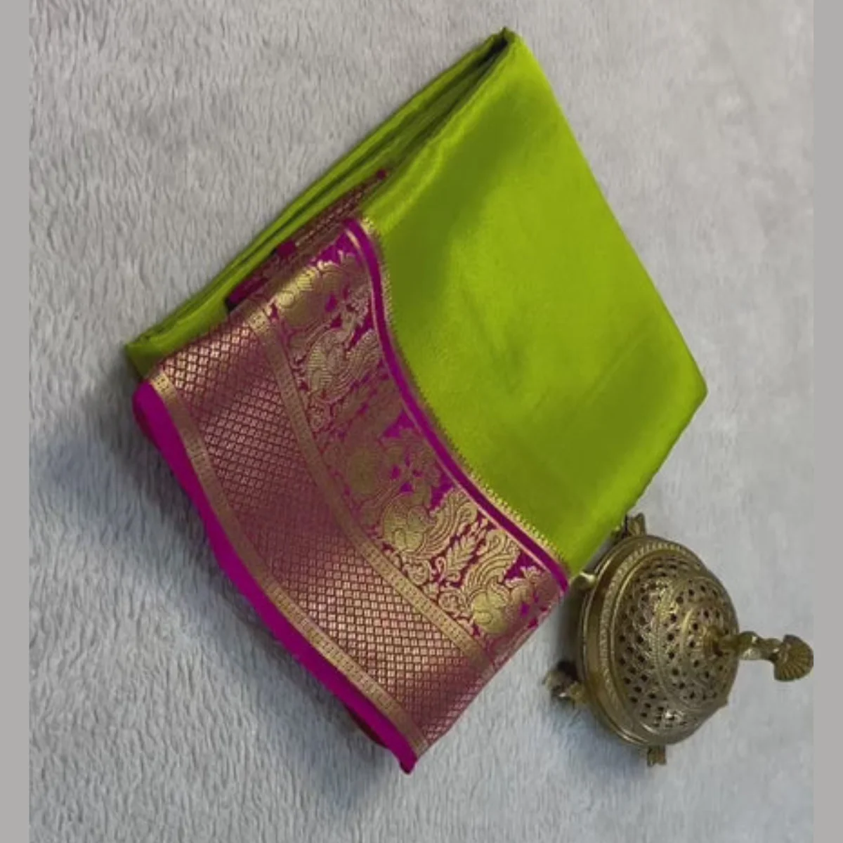 Olive Green Pure Mysore Silk Saree With Beautiful Zari Border - Image 2