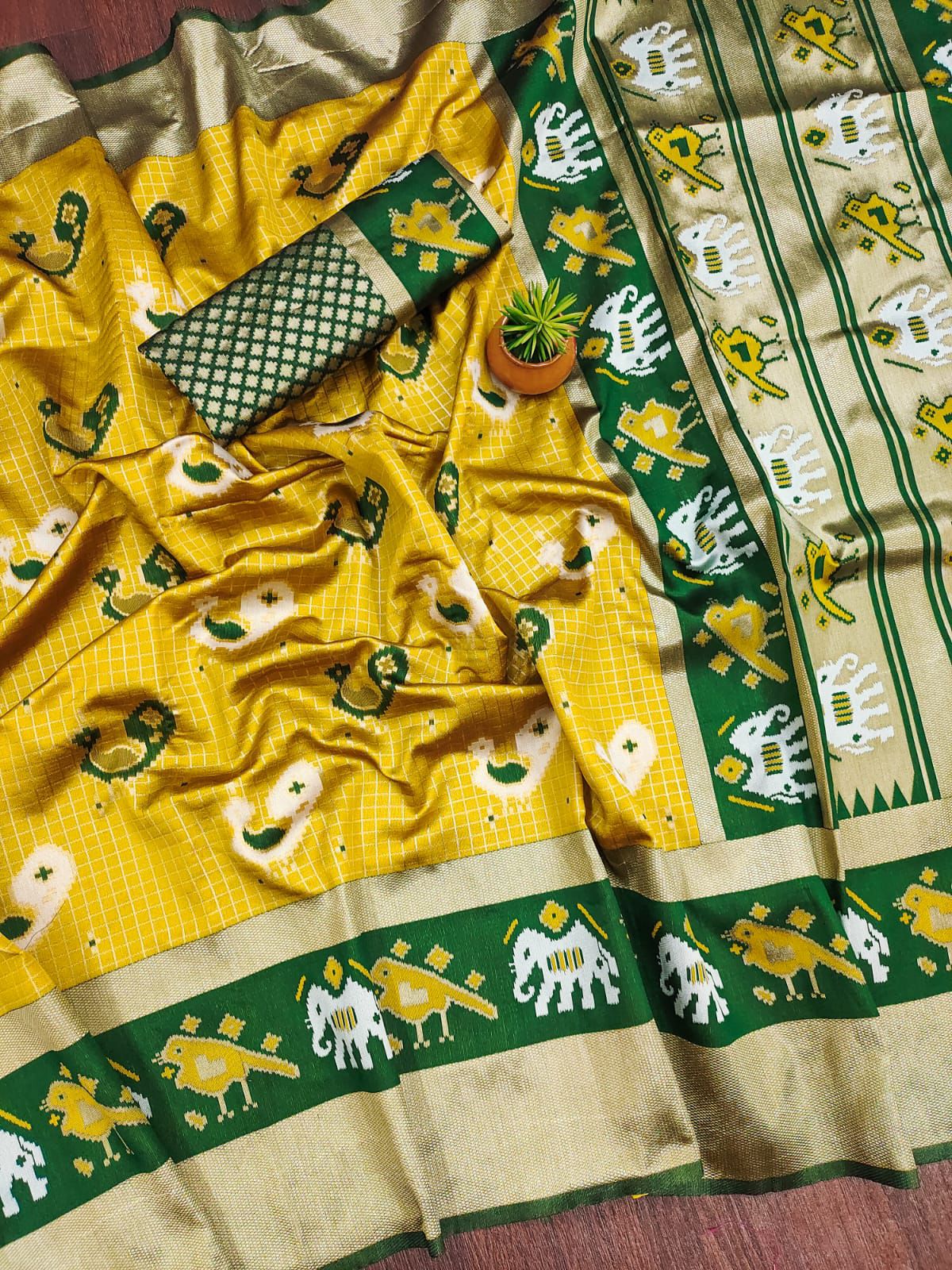 Prominent Soft Silk Saree With Blissful Blouse Piece - Image 2
