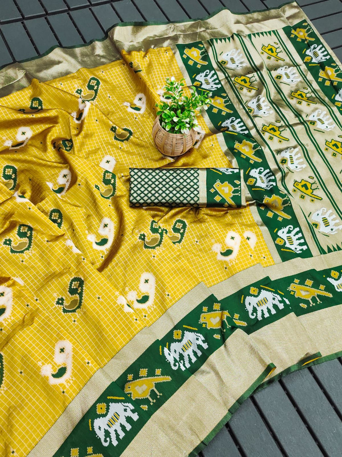 Prominent Soft Silk Saree With Blissful Blouse Piece - Image 3