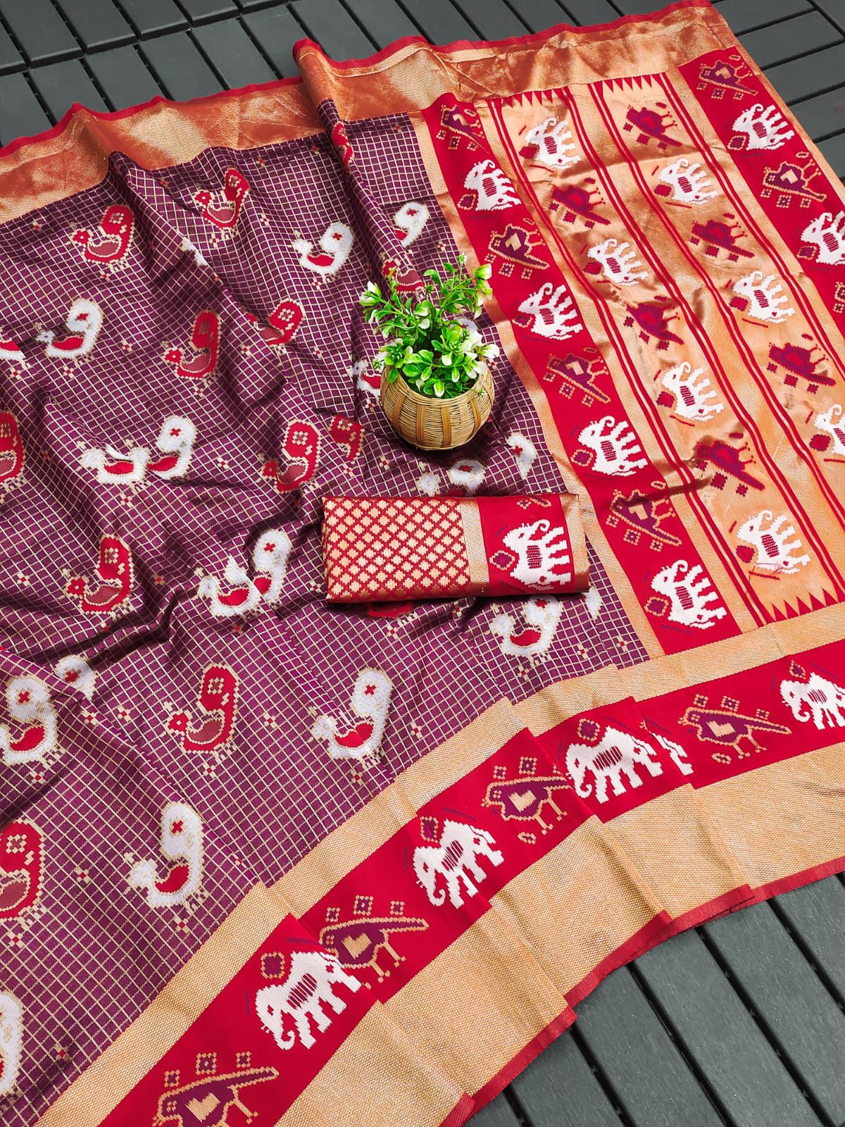 Prominent Soft Silk Saree With Blissful Blouse Piece - Image 6