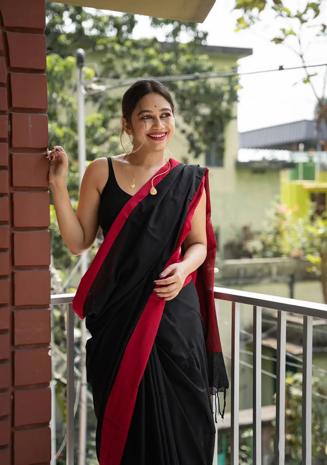Raisin Black Linen Saree With Beautiful Blouse Piece - Image 3