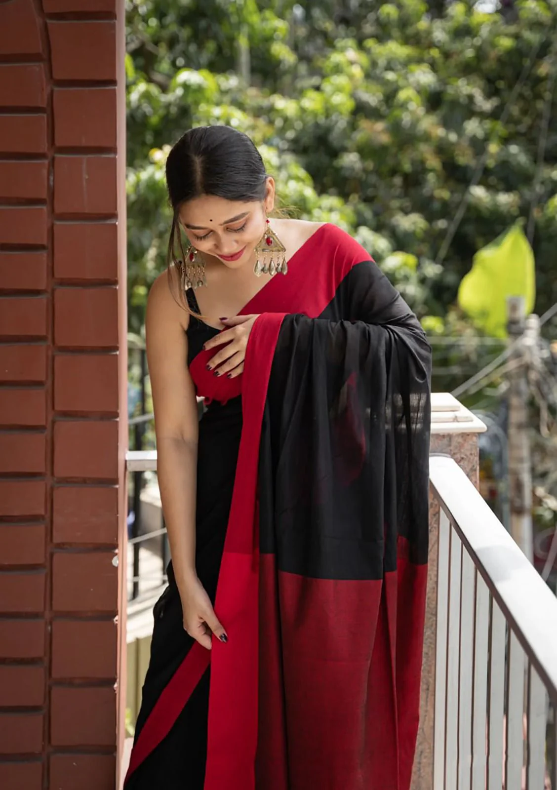 Raisin Black Linen Saree With Beautiful Blouse Piece - Image 4