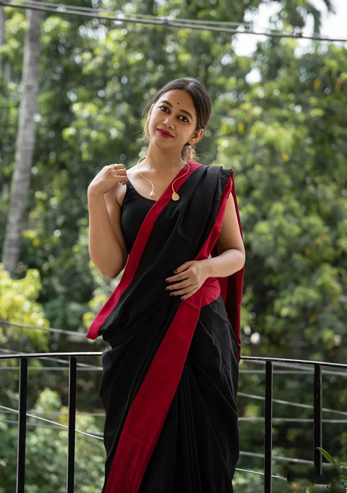 Raisin Black Linen Saree With Beautiful Blouse Piece - Image 5