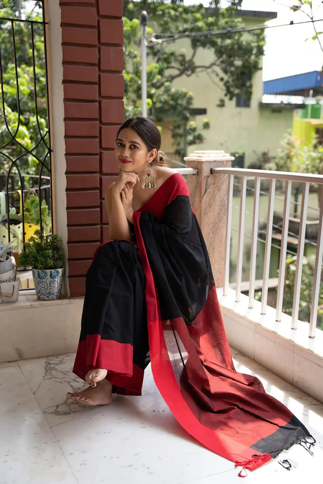 Raisin Black Linen Saree With Beautiful Blouse Piece - Image 6